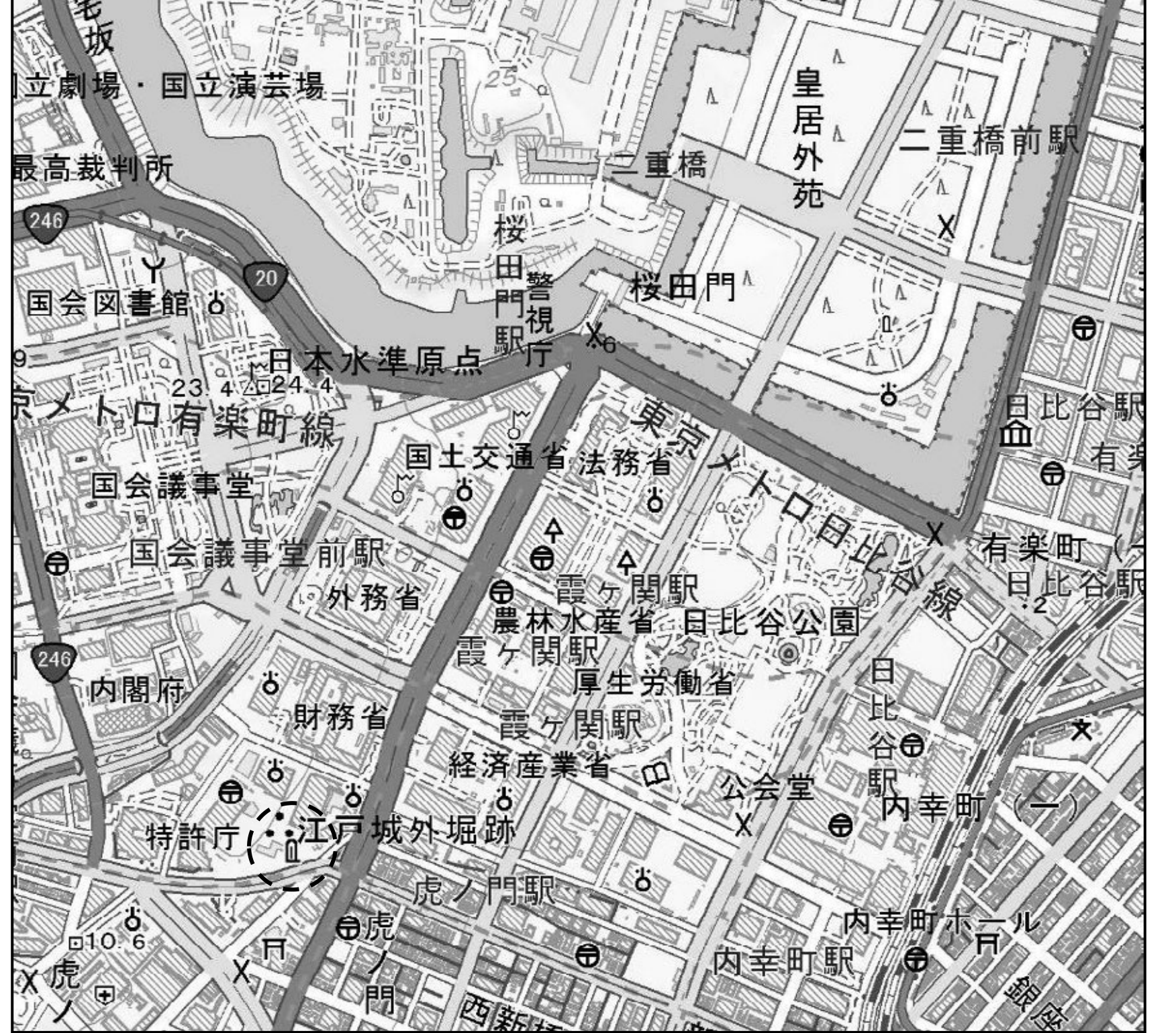 図21　電子地形図25000の一部（縮尺変更）。東京・霞ヶ関〜皇居周辺で、日本水準原点・最高裁判所・国会議事堂・各省庁や、破線円で囲まれた自然災害伝承碑の地図記号などが示された地図